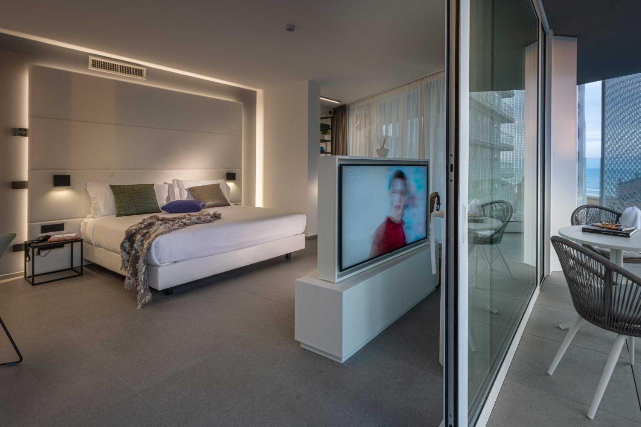 J44 Lifestyle Hotel Lido di Jesolo Exterior photo A suite at the hotel